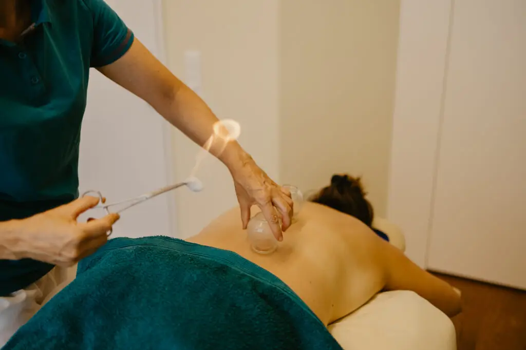 schroepfen-naturheiltherapie-frau